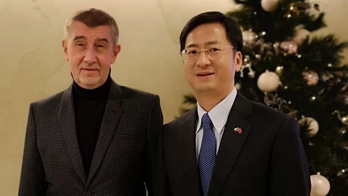 Babiš na fotografii s čínským velvyslancem během společné schůze. Snímek zveřejnila 24. prosince na svých facebookových stránkách čínská ambasáda v Praze.