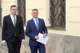 Prezidentův kancléř Vratislav Mynář (vpravo), kterému se stále nedaří vystavit bezpečnostní prověrku, oznámil prostřednictvím mluvčího prezidenta Jiřího Ovčáčka, že zveřejní své majetkové přiznání.