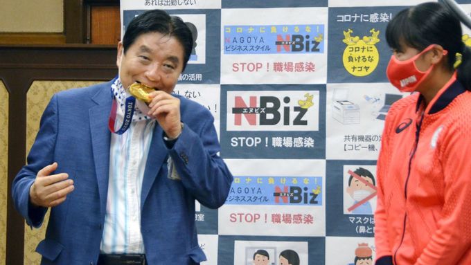 Miu Gotová přihlíží, jak se do její medaile zahryzl starosta Takaši Kawamura