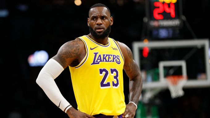 LeBron James	v dresu Los Angeles Lakers.