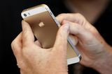 iPhone 5S bude dostupný bude kromě zlaté a stříbrné také ve "vesmírně šedé".