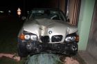 Opilý mladík na Hodonínsku vylétl s autem ze silnice. Srazil sloup, naboural tři domy a auto
