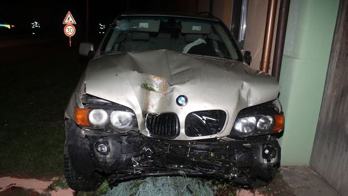 Zdemolované auto po nehodě