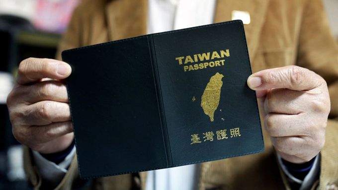 Podporu nezávislosti na Číně mohou Tchajwanci vyjádřit například i tím, že si koupí tento obal na pas.