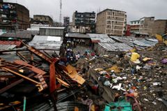 Z trosek zříceného domu v Nairobi vyprostili záchranáři čtyři přeživší