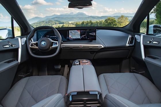 Interiér je výjimečný a v BMW si na něm dali záležet, iX dostalo šestiúhelníkový volant.