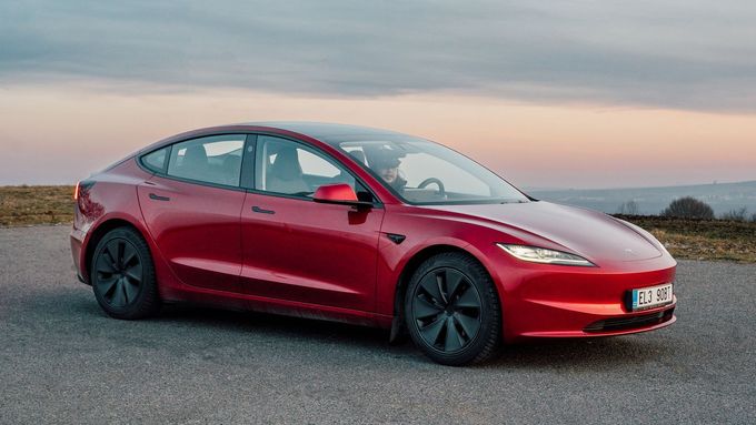 Tesla Model 3 se po posledním zlevnění ocitla na historickém cenovém dně.