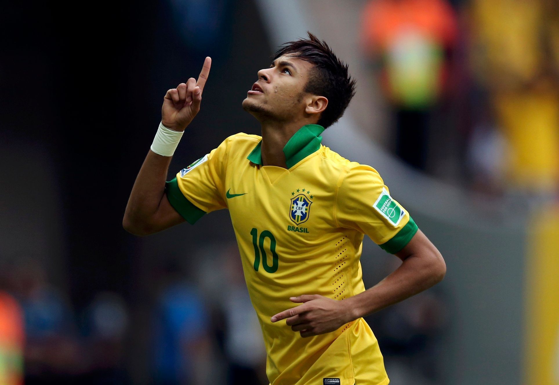 Brazilský Neymar se raduje z gólu na konfederačním poháru FIFA v Brazílii 2013