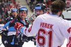 3. finále hokejové extraligy 2018/19, Třinec - Liberec: Jaroslav Vlach (Liberec) a Ethan Werek (Třinec)