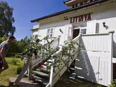 Chata na idylickém ostrově Utoya. Sem přišli teenageři, aby si poslechli, co se stalo v nedalekém Oslu. 