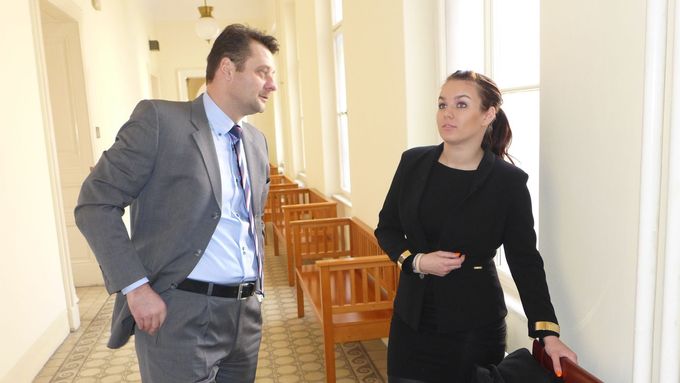 Ewa Farna se svým advokátem Filipem Hruškou u Městského soudu v Praze při sporu s prodejcem letenek Asiana, který Farnou zneužil v reklamě.