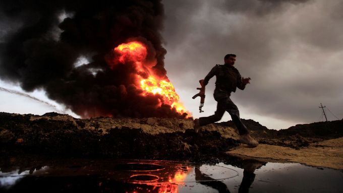 Věci jako terorismus jsou "mimo diskusi". (Islamisté na severu Iráku zapalují ropná pole, snímek z roku 2016.)