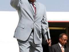 Prezident Bašír, na kterého byl vydán mezinárodní zatykač, přijel nečekaně ve středu do Egypta. Ve čtvrtek dorazil do Libye