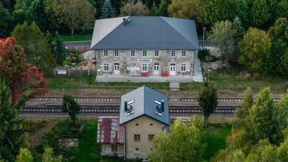 Ruina, u níž si klepali na čelo. Spolek nadšenců zachraňuje v Krušných horách nádraží