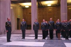 Přes 80 českých vojáků dostalo na Vítkově ocenění za zahraniční mise