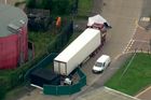 Policisté v Anglii našli v nákladním autě 39 mrtvých lidí, řidiče zatkli