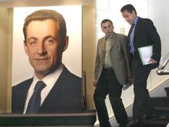Nicolas Sarkozy má po prvním kole voleb výrazně nakročeno do prezidentského paláce. Druhé kolo je ale nepředvídatelné