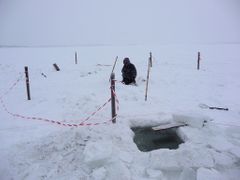 Průzkum okolí dopadu meteoritu na zamrzlém povrchu jezera pokrytém vrstvou ledu o tloušťce 60 až 80 cm.