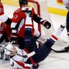 Filip Kuba atakuje Brookse Laicha v utkání NHL (Ottawa Senators - Washington Capitals)