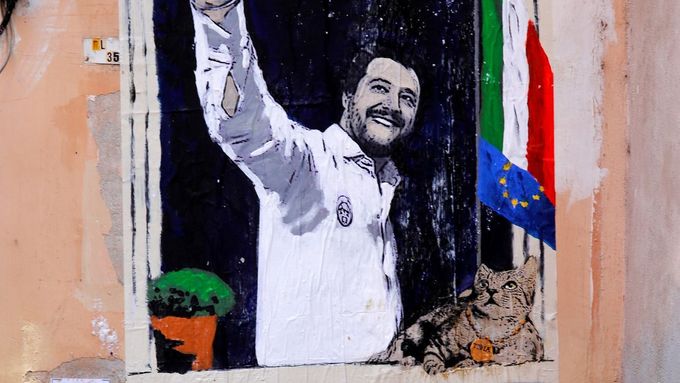 Malba znázorňující italského ministra vnitra a šéfa strany Liga Mattea Salviniho na zdi v Římě.