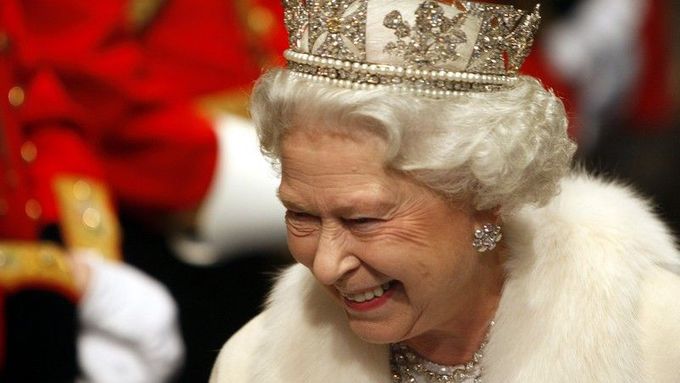 Královna se usmívá na závěr své návštěvy parlamentu