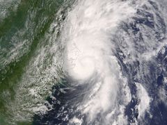 Rok 2006 bude o něco méně aktivní než uplynulá rekordní sezóna, kdy se nad Atlantikem přehnalo 28 bouří.