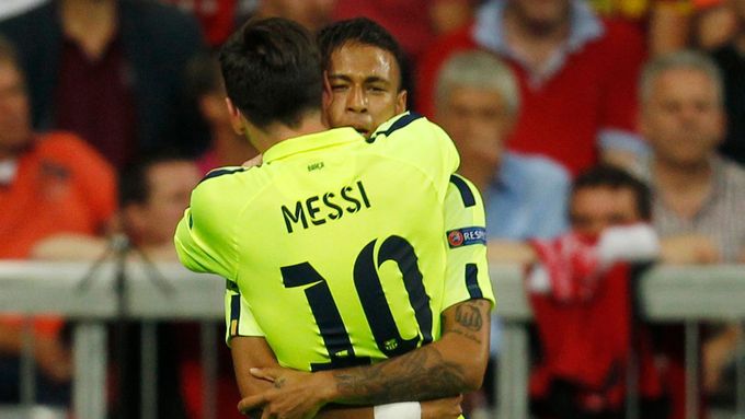 Neymar a Messi se radují v Allianz aréně.