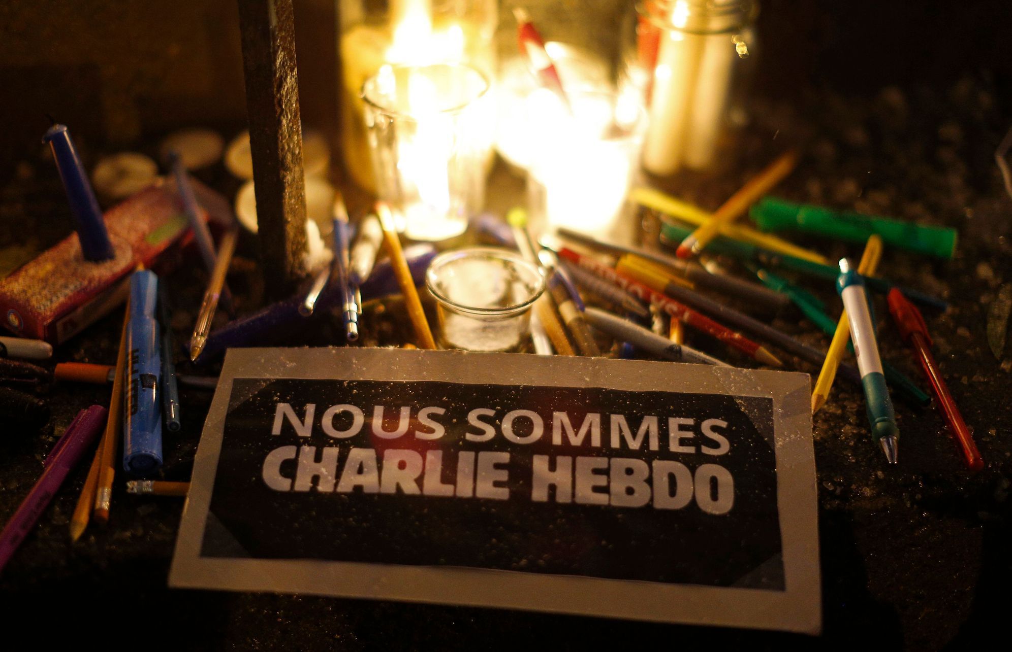 Pietní akce ve světě obětem pařížské tragédie
