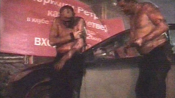 Na fotografii pořízené z videozáznamu jsou dva muži, kterým se podařilo z kavárny uniknout.