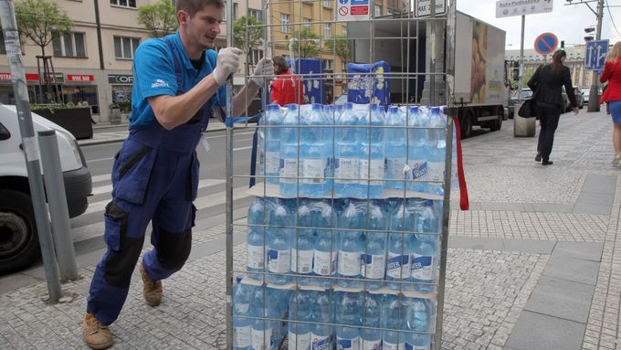 Lidé na Praze 6 vykupují balenou vodu.