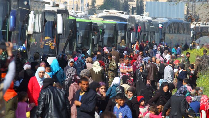 Evakuace obléhaných území v provincii Aleppo začala už minulý pátek.