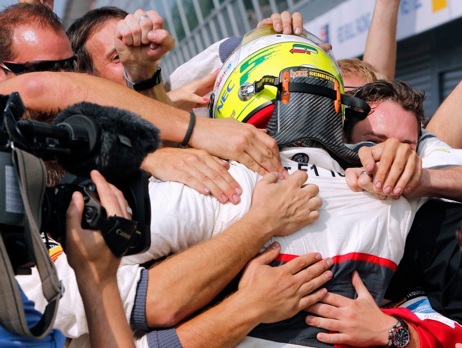 Mexický jezdec F1 Sergio Pérez ze Sauberu slaví druhé místo ve Velké ceně Itálie 2012.