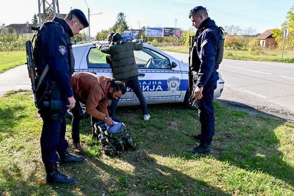 Na snímku poskytnutém srbským ministerstvem vnitra zadržují policisté migranta u hranic mezi Srbskem a Maďarskem.