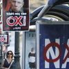 Průzkumy názorů řecké veřejnosti dávají oběma možnostem zhruba stejnou pravděpodobnost.
