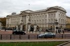 Královna odjela, zloději navštívili Buckinghamský palác