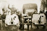 Vojáci ženijní roty s ukořistěnými německými 38mm kanony, druhý zleva voj. Josef Pravda, voj. Josef Pasz, voj. Erik Mička. V pozadí nákladní automobil CMP.