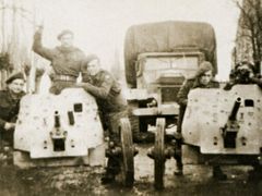 Vojáci ženijní roty s ukořistěnými německými 38mm kanony, druhý zleva voj. Josef Pravda, voj. Josef Pasz, voj. Erik Mička. V pozadí nákladní automobil CMP.