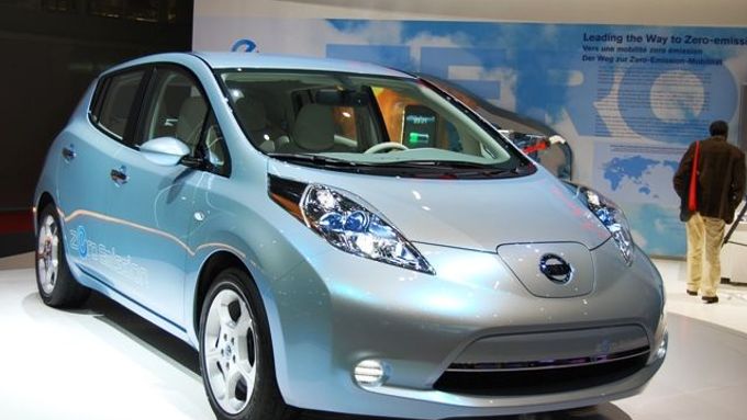 Rodinný vůz Nissan Leaf jezdí pouze na elektřinu.
