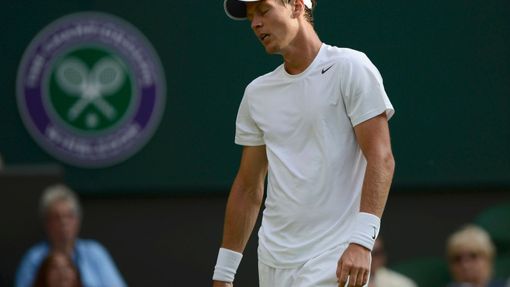 Český tenista Tomáš Berdych je zklamaný po prohraném utkání s Lotyšem Ernestem Gulbisem v 1. kole Wimbledonu 2012.