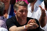 Srbské hráčce tak do finále nepomohla ani podpora jejího přítele, fotbalisty mnichovského Bayernu Bastiana Schweinsteigera (vlevo).