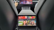 Na zadní sedadlo navíc přibyl nově monitor. Dá se na něm sledovat Netflix nebo pouštět YouTube.