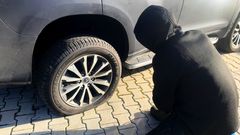 Vypouštění pneu, ilustrační foto