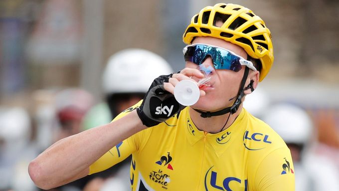 Chris Froome slavil čtvrtý titul vítěze Tour de France sklenkou šampaňského už na trati závěrečné etapy.