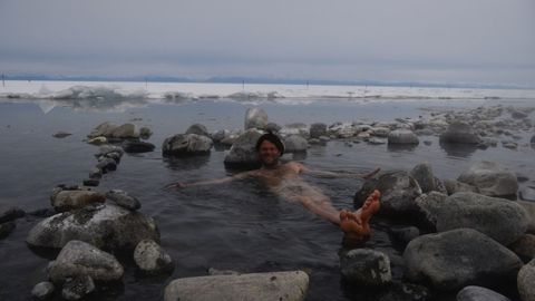 V sibiřském jezeře Bajkal se i v zimě můžete opařit. Podívejte se proč