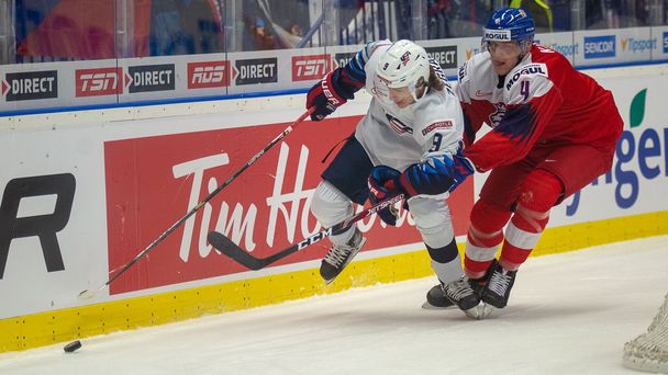 Trevor Zegras a Radek Kučeřík v zápase MS 20 Česko - USA