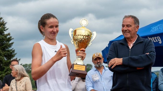 Nikola Bartůňková s vítěznou trofejí v Hechingenu
