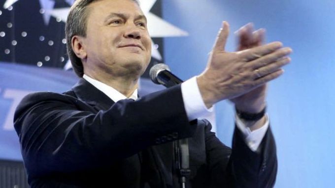 Dvoumetrový Janukovyč chce být mostem mezi Evropou a Ruskem