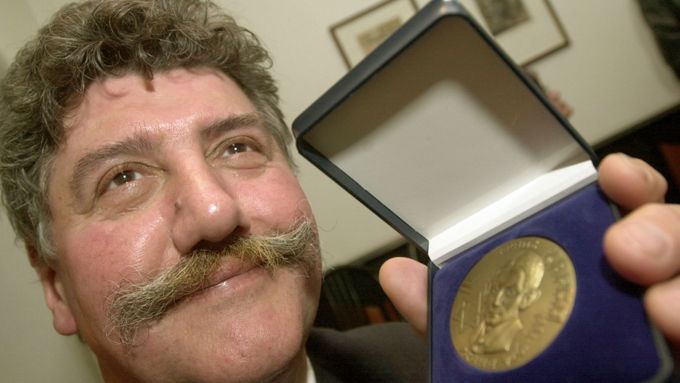 Básník Jaroslav Holoubek na snímku z 29. listopadu 2001, kdy obdržel Evropskou medaili Franze Kafky za literaturu.
