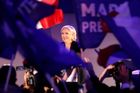 Nacionalisté Le Penové se pokoušejí zvýšit popularitu ve Francii. Na sjezdu je i Trumpův exporadce