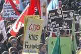 Asi 3000 lidí dnes demonstrovalo v Ženevě proti ministerské konferenci Světové obchodní organizace (WTO), která ve švýcarském městě začíná v pondělí. Část protestujících podle policie rozbíjela výkladní skříně obchodů a bank a podpálila nejméně čtyři automobily.